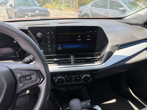 Used 2025 Chevrolet Trax LT FWD image 17