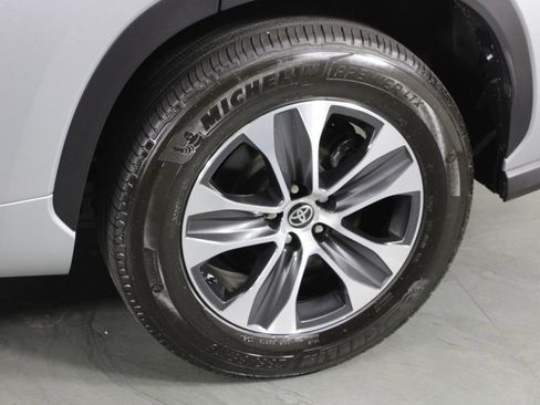 Used 2022 Toyota Highlander XLE image 12