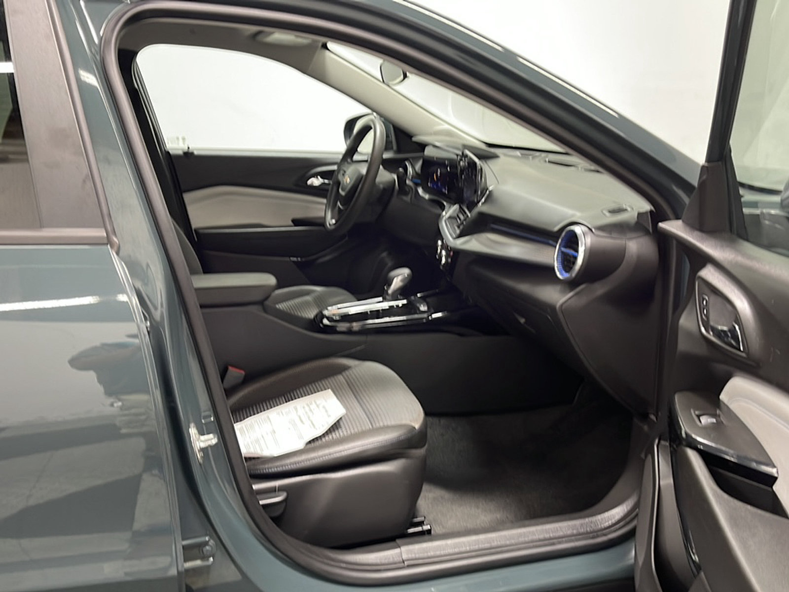 Used 2025 Chevrolet Trax LT FWD image 21