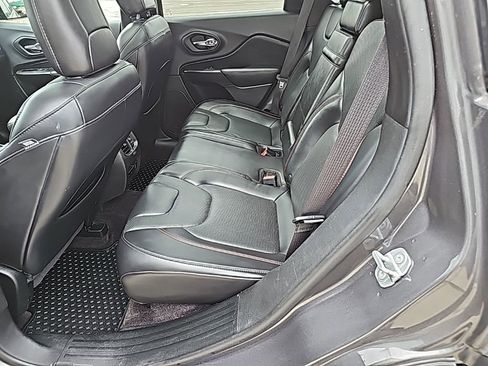 Used 2019 Jeep Cherokee Trailhawk image 16