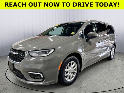 Used 2023 Chrysler Pacifica Touring-L FWD image 3