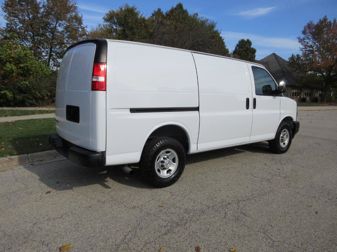 Used 2020 Chevrolet Express 2500 w/ Communications Package RWD image 9