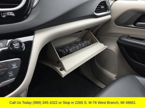 Used 2023 Chrysler Pacifica Touring-L FWD image 31