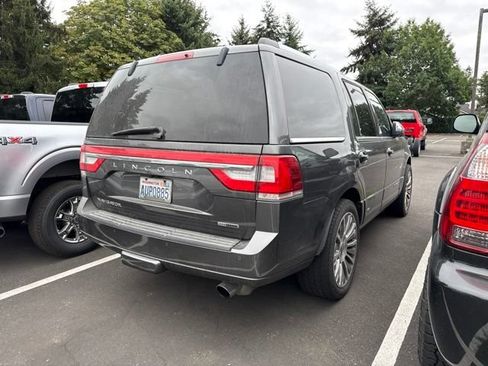 Used 2015 Lincoln Navigator 4WD image 3
