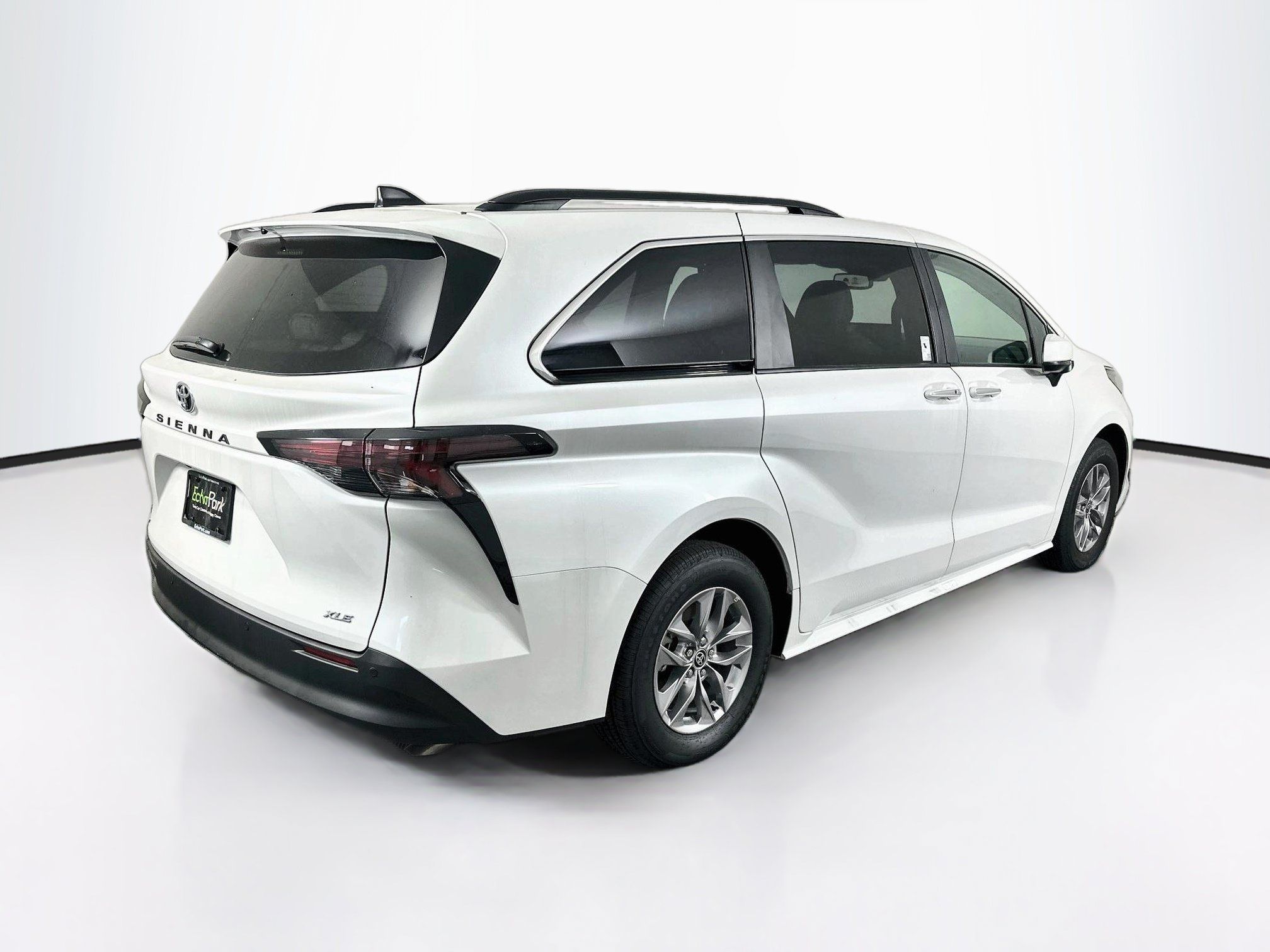 Used 2026 Toyota Sienna XLE FWD image 9