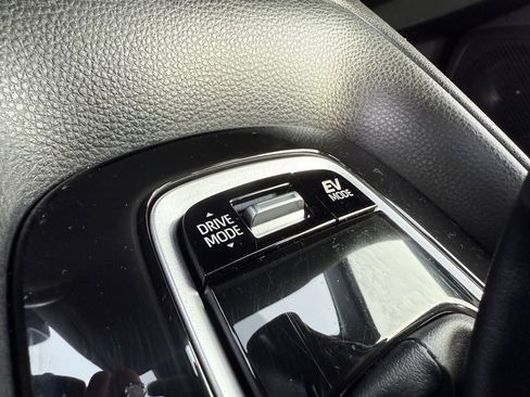 Certified 2025 Toyota Corolla SE image 33