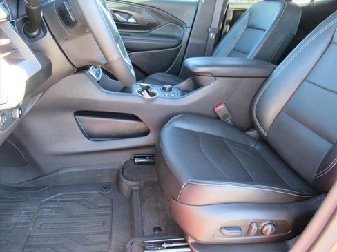 Used 2024 GMC Terrain SLT w/ Infotainment Package II image 17