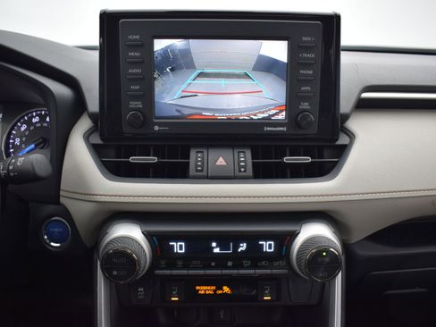 Used 2022 Toyota RAV4 XLE Premium image 18