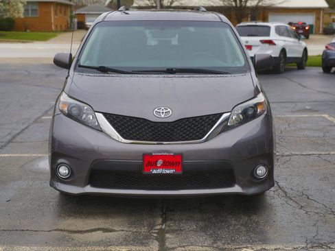 Used 2014 Toyota Sienna SE FWD image 2