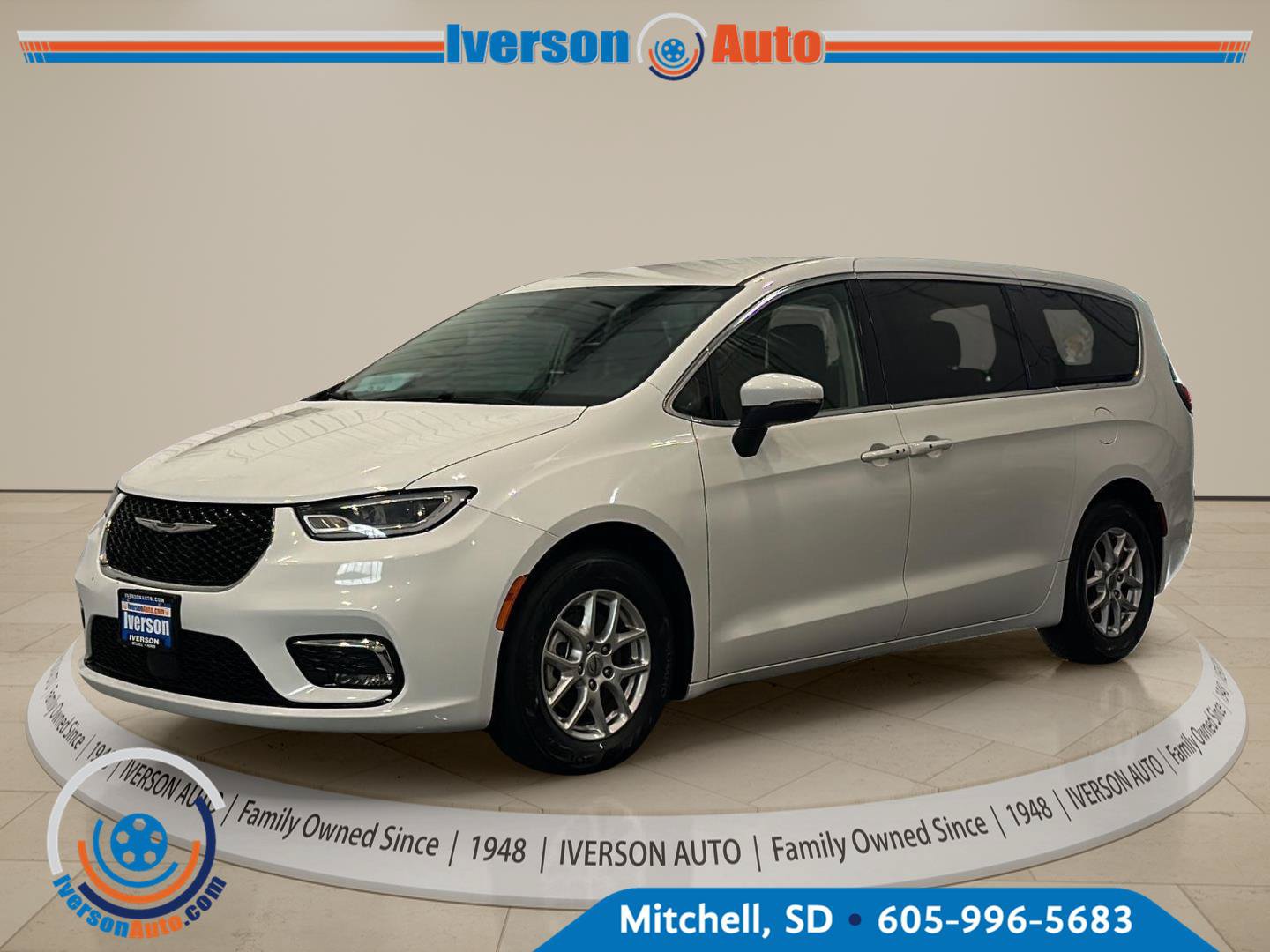 Used 2023 Chrysler Pacifica Touring-L FWD image 3