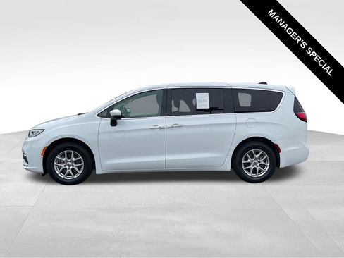 Used 2023 Chrysler Pacifica Touring-L FWD image 4