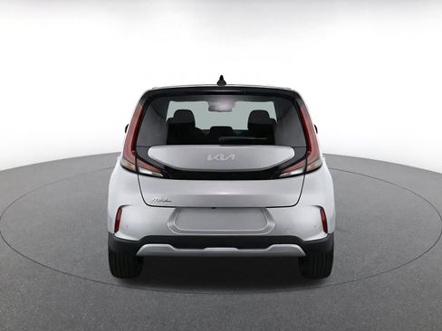 Used 2025 Kia Soul LX w/ LX Technology Package FWD image 8