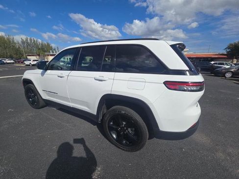 Used 2023 Jeep Grand Cherokee Altitude image 6