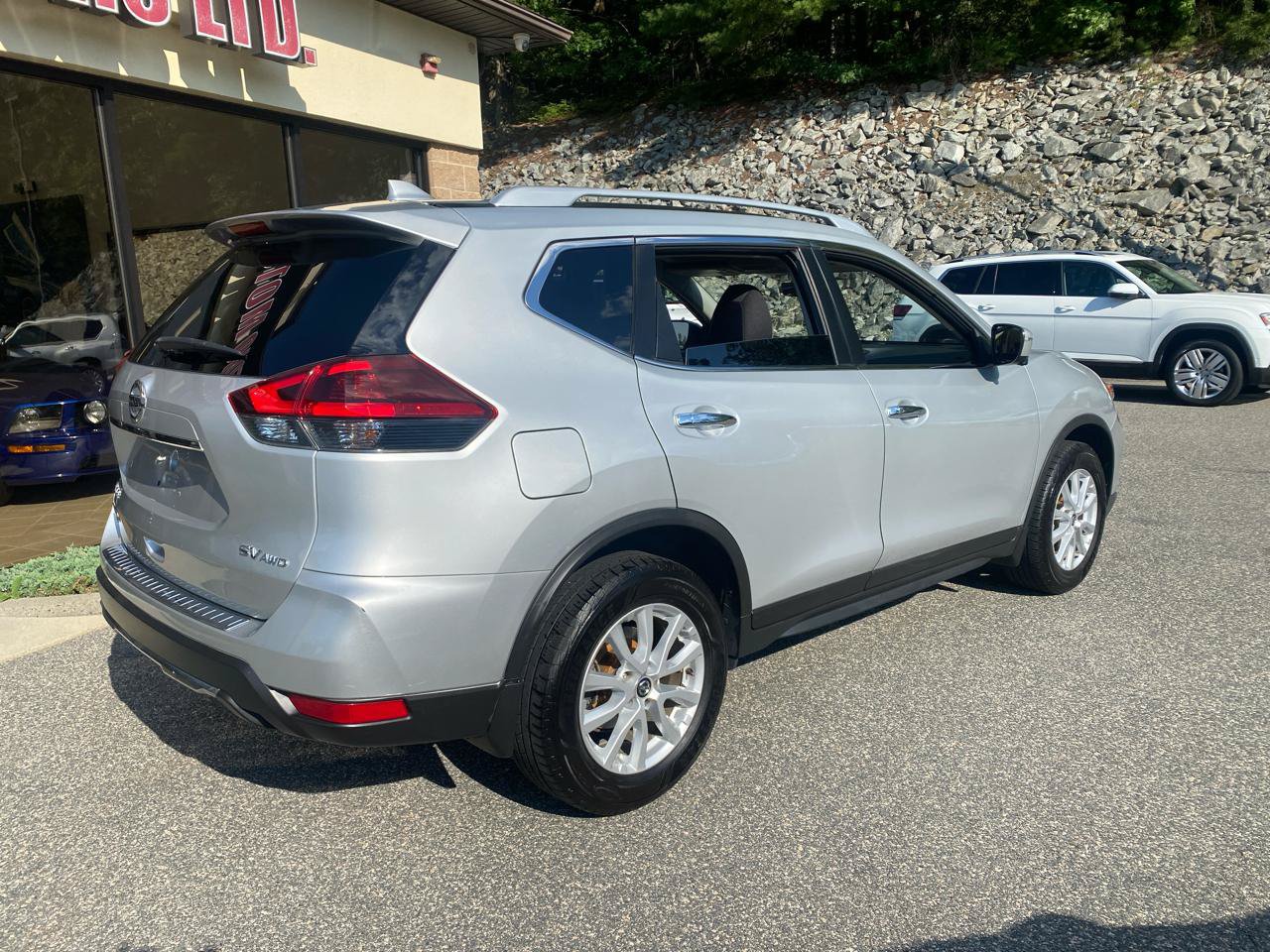 Used 2018 Nissan Rogue SV w/ Sun & Sound Touring Package AWD/4WD image 2