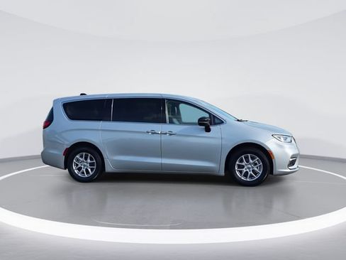 Used 2024 Chrysler Pacifica Touring-L FWD image 9