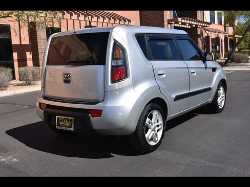 Used 2010 Kia Soul + FWD image 7