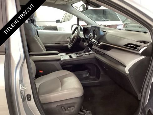 Used 2025 Toyota Sienna XLE FWD image 11