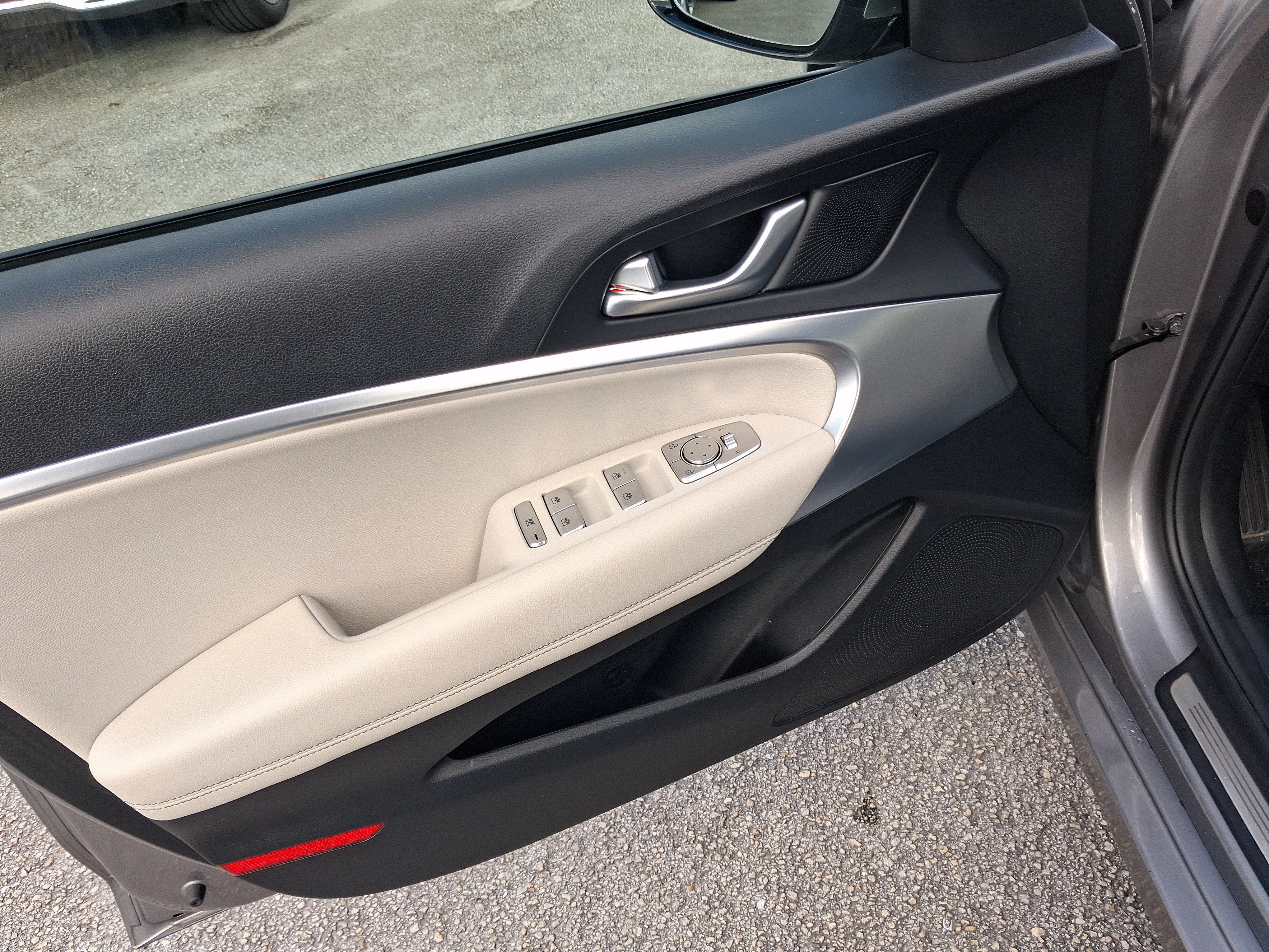 Used 2025 Genesis G70 2.5T RWD image 11