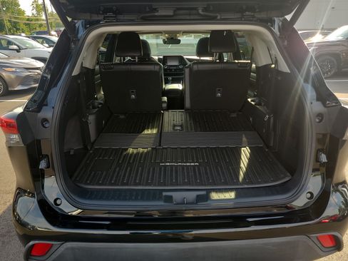 Used 2022 Toyota Highlander XLE AWD/4WD image 30