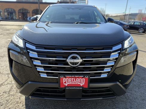 Used 2024 Nissan Rogue SV image 3