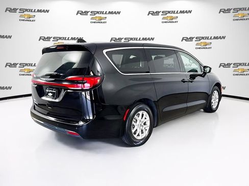Used 2024 Chrysler Pacifica Touring-L FWD image 7