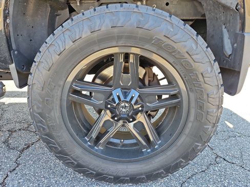 Used 2019 Nissan Titan SV w/ SV Convenience Package image 23