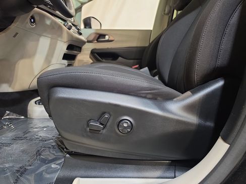 Used 2023 Chrysler Voyager LX FWD image 14
