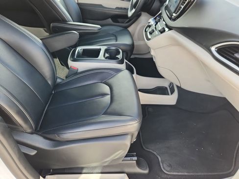 Certified 2024 Chrysler Pacifica Touring-L image 11