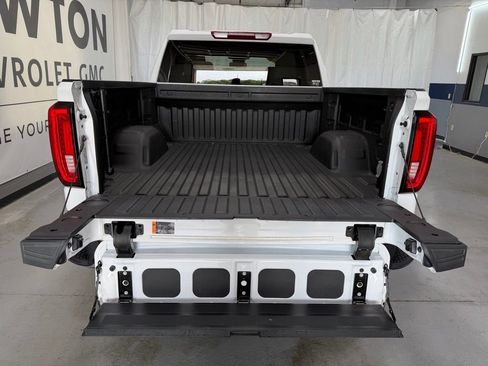 Used 2024 GMC Sierra 1500 SLT AWD/4WD image 32
