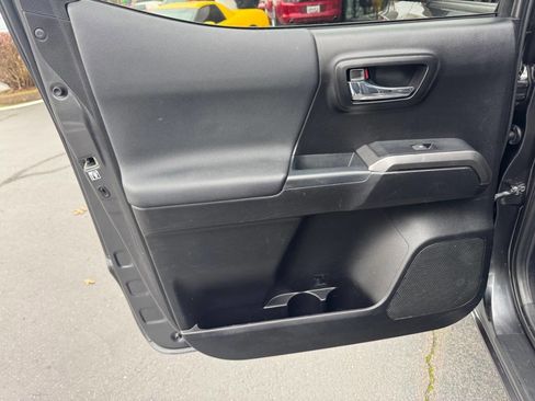 Used 2018 Toyota Tacoma TRD Off-Road w/ Technology Package image 14