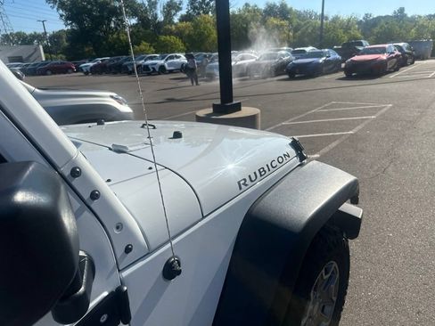 Used 2015 Jeep Wrangler Unlimited Rubicon w/ Connectivity Group AWD/4WD image 18