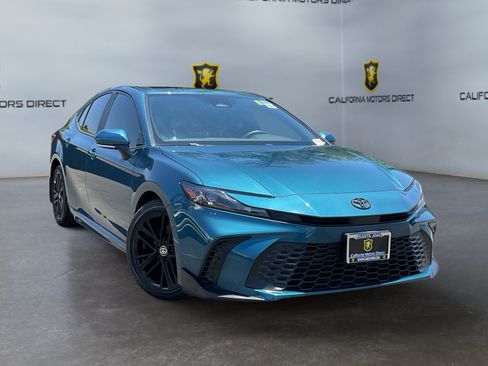 Used 2025 Toyota Camry SE w/ Convenience Package FWD image 3