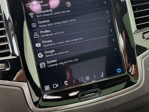 Used 2024 Volvo XC90 T8 Ultimate w/ Lounge Package image 16