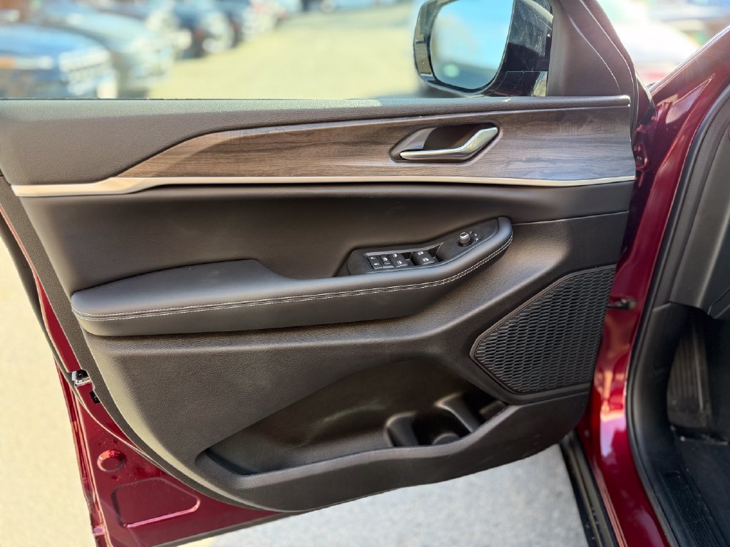 New 2026 Jeep Grand Cherokee Altitude AWD/4WD image 18