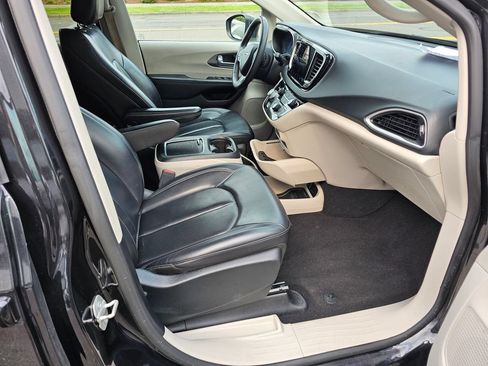 Used 2023 Chrysler Pacifica Touring-L FWD image 13