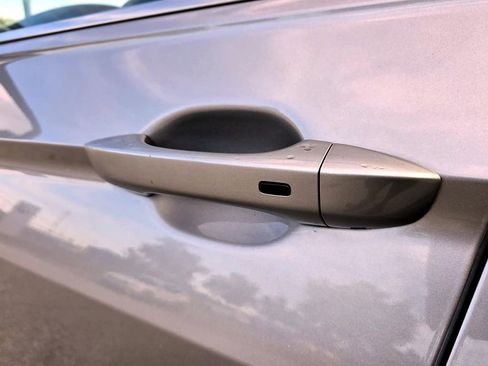 Certified 2022 Volkswagen Tiguan SE image 12