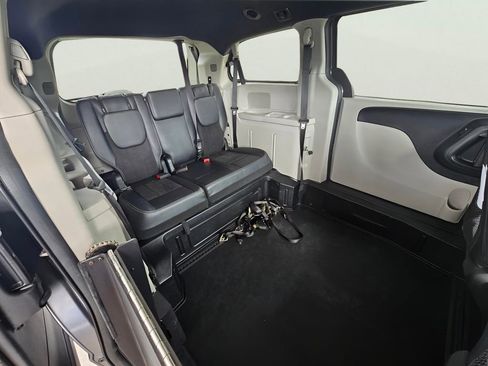 Used 2020 Dodge Grand Caravan SXT FWD image 27