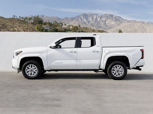 Used 2025 Toyota Tacoma SR5 image 2