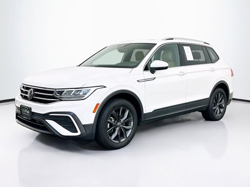 Used 2022 Volkswagen Tiguan SE w/ Panoramic Sunroof Package AWD/4WD image 3