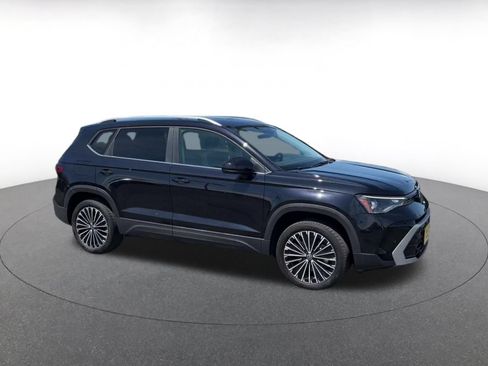 Used 2026 Volkswagen Taos SE FWD image 2
