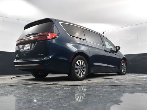 Used 2024 Chrysler Pacifica Select image 50