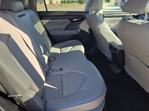 Used 2023 Toyota Highlander XLE FWD image 30