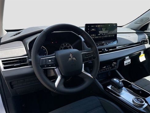 New 2025 Mitsubishi Outlander SE image 9
