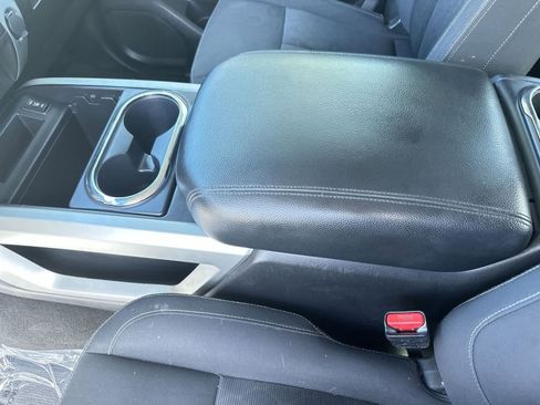 Used 2018 Nissan Titan SV w/ SV Convenience Package image 19