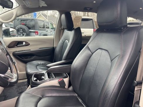 Used 2017 Chrysler Pacifica Touring-L image 3