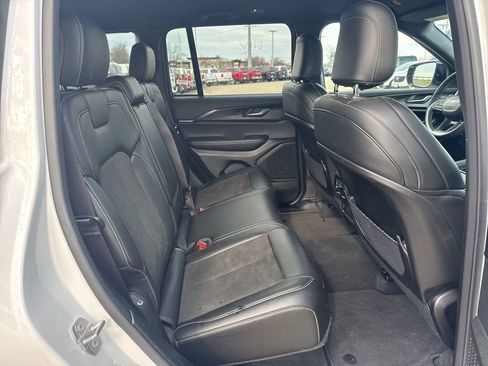 Used 2025 Jeep Grand Cherokee Altitude image 6