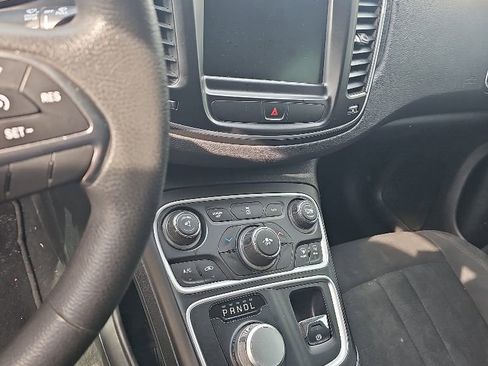 Used 2016 Chrysler 200 Limited FWD image 9