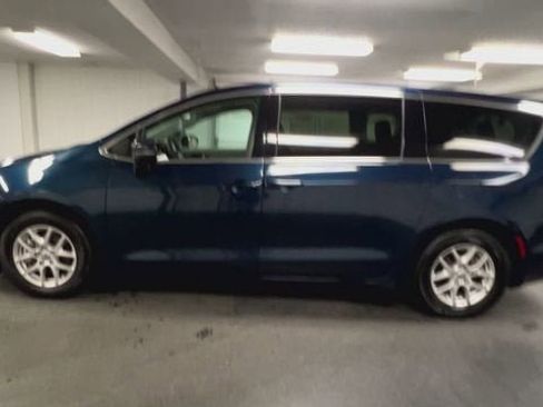 Used 2023 Chrysler Pacifica Touring-L FWD image 5
