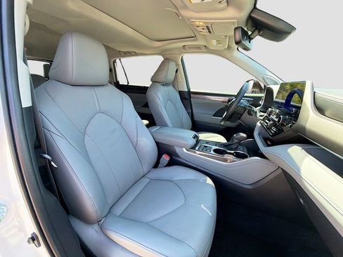 Used 2024 Toyota Highlander Limited FWD image 15