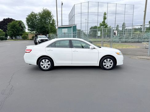 Used 2011 Toyota Camry LE FWD image 6